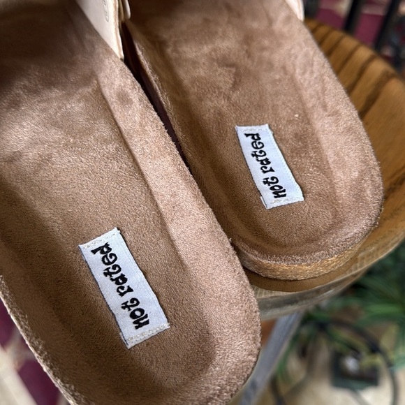 NOT RATED ladies slip on sandal NWOT 8 1/2 brand new never worn tan soft flowers - Picture 12 of 13